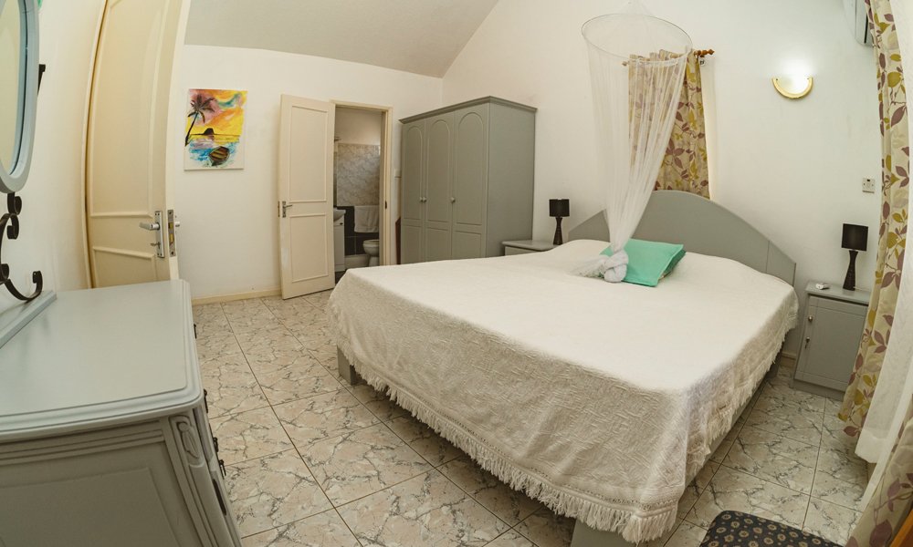Gold Coast Villa thumbnail 3